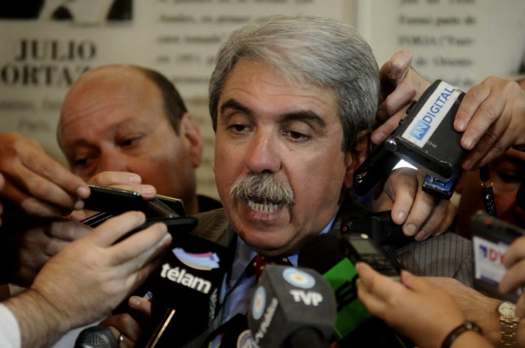 Aníbal hace campaña con la seguridad y la inundación