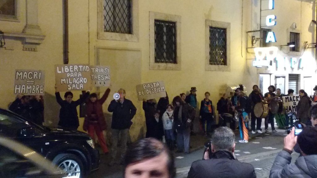 Una murga "italiana" escrachó a Macri y le apuntan a la mujer de Moreno