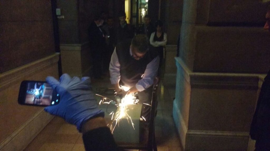 Exclusivo: las fotos de la apertura de la caja de seguridad de Tomeo