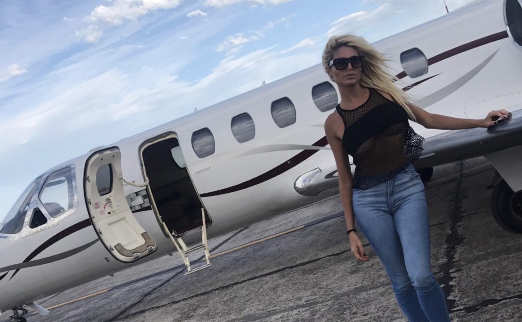 Un empresario menemista, detrás del avión privado que traslada a Xipolitaxis
