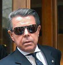 Oyarbide silbado e insultado al votar