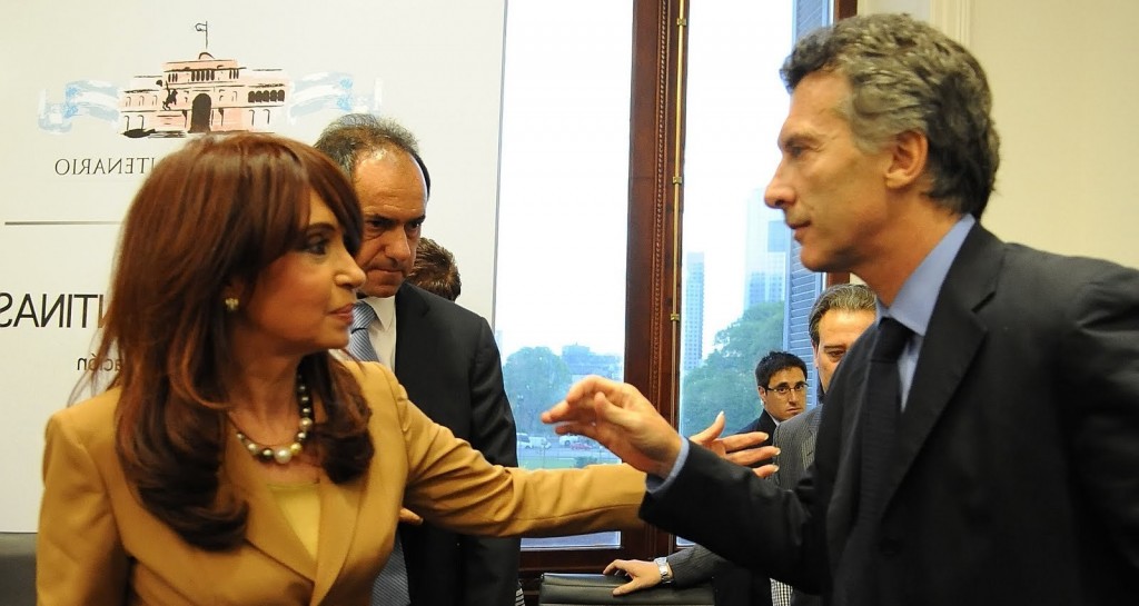 Dos ceremonias en pugna y un papelón internacional, en la despedida de Cristina