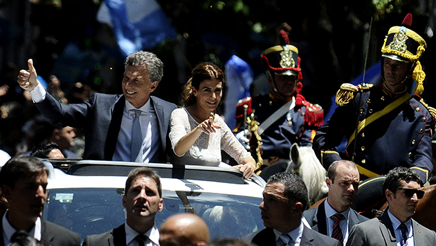 Banderas argentinas y un Macri a los piquitos con Awada