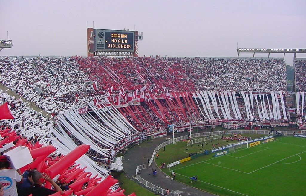 Barras Bravas calientan  la previa del Superclásico
