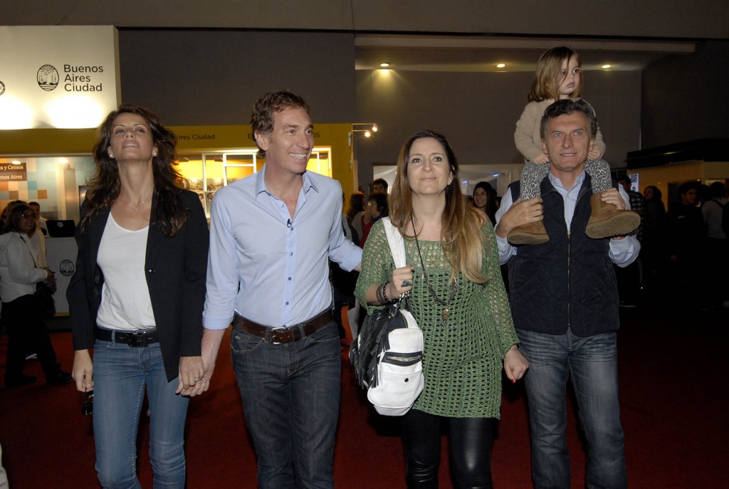 Santilli llevó a su novia a la Feria del Libro