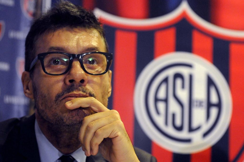 Tinelli "fuma" en helicóptero y ningunea a sus adversarios en la AFA