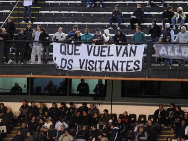 Con partidos "tranquis" vuelve el fútbol visitante, promesa de campaña de Scioli