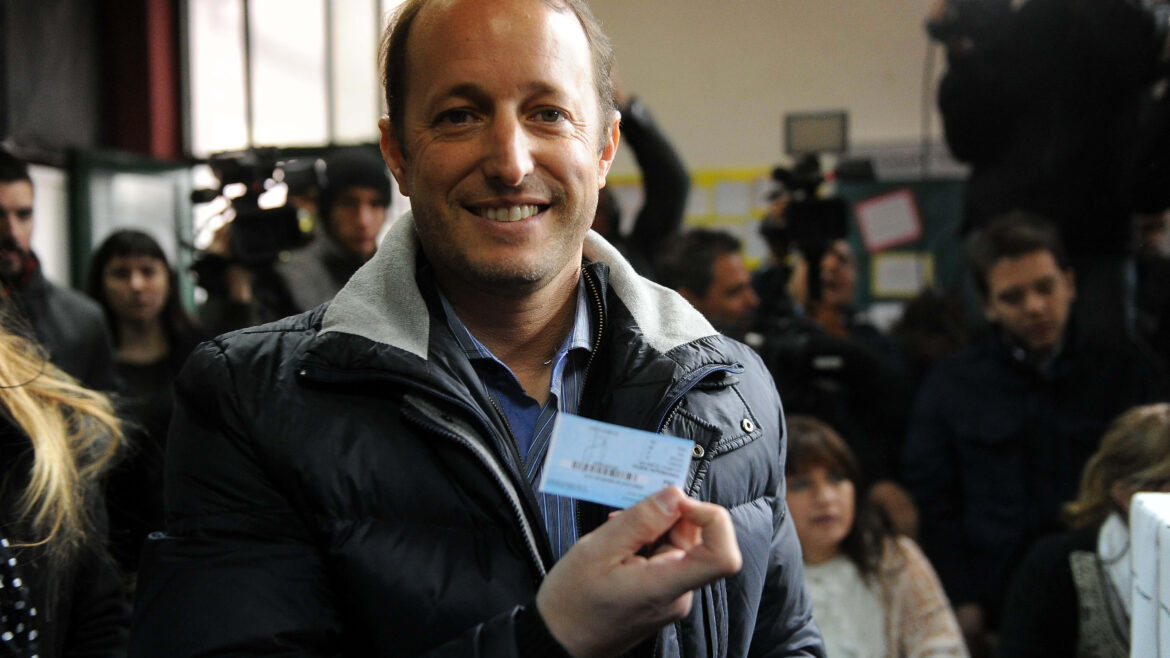 Insaurralde se tapó la cara al ser sorprendido por TN