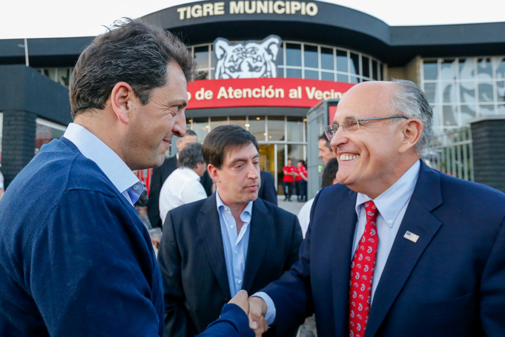 Massa puso a prueba su inglés tirándole flores a Giuliani