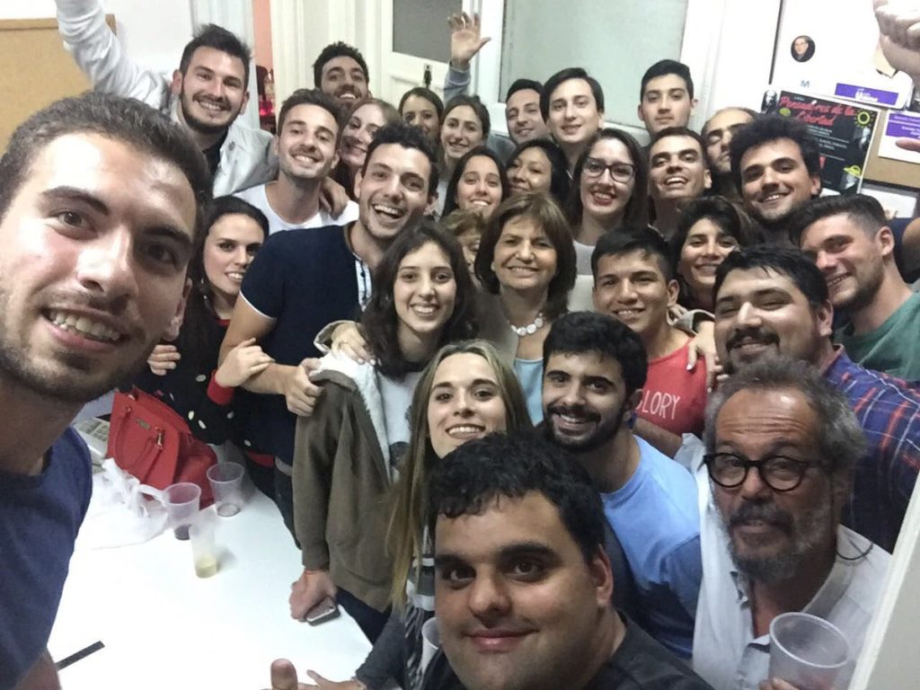 Patricia Bullrich se quedó fuera del búnker y vivió los resultados con sus militantes