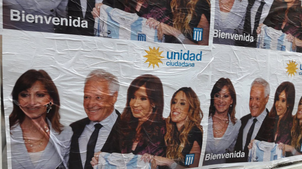 Cristina junto a Blanco y su familia en afiches polémicos