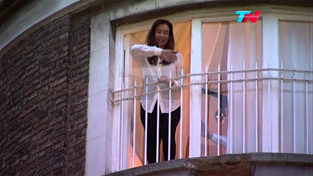 Cristina balconea, mientras Menendez sube