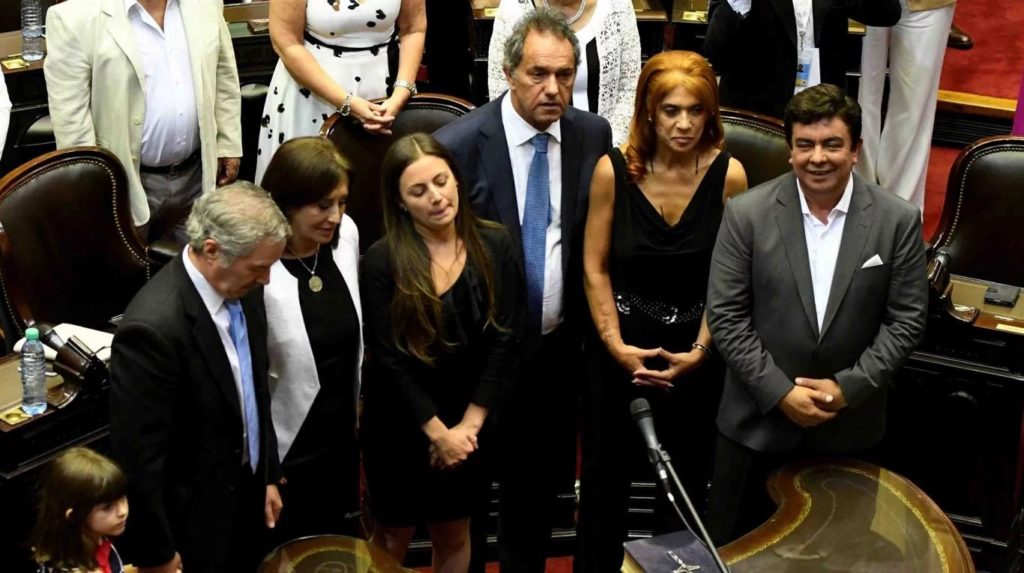 En silencio y en medio del escándalo, Scioli consiguió despacho en el Congreso
