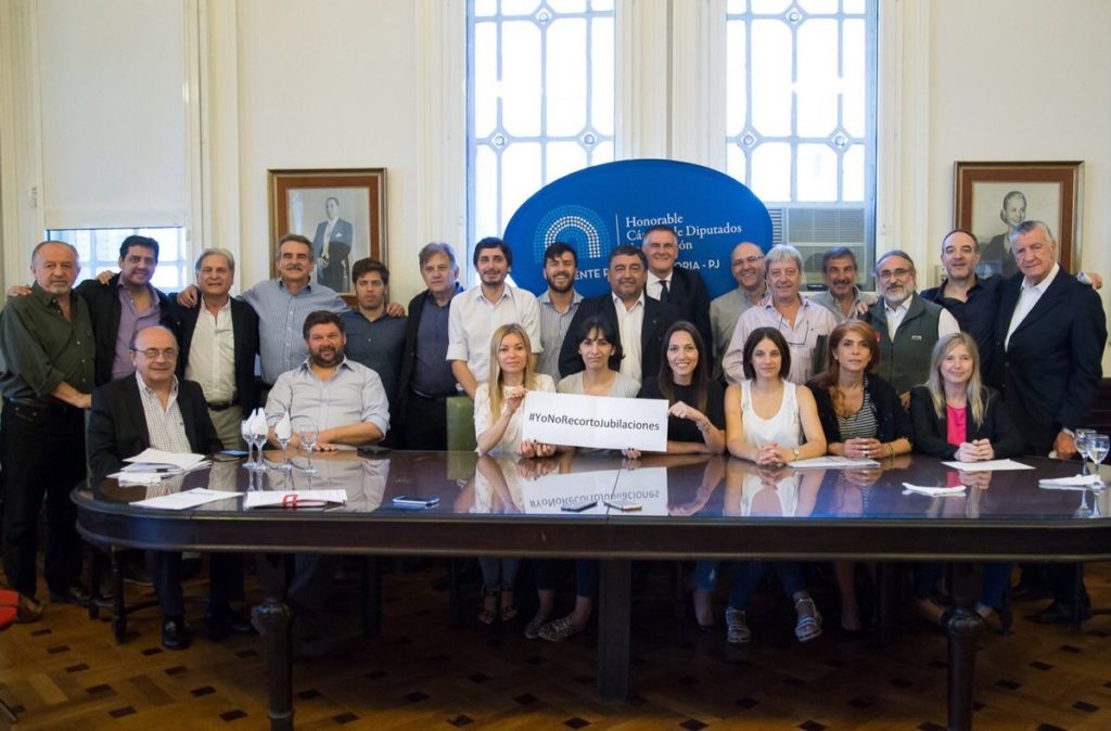 El kirchnerismo le enrostra al oficialismo que "no recorta jubilaciones"