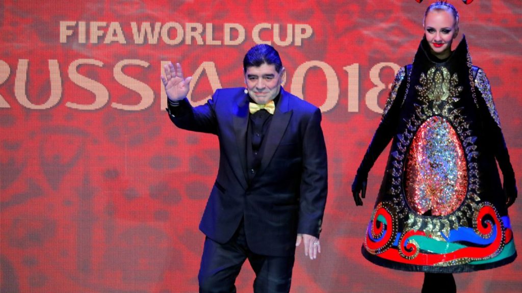 Maradona dio la nota en el sorteo