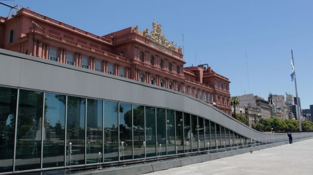 Bonafini reclama un pañuelo donado al Museo de la Casa Rosada