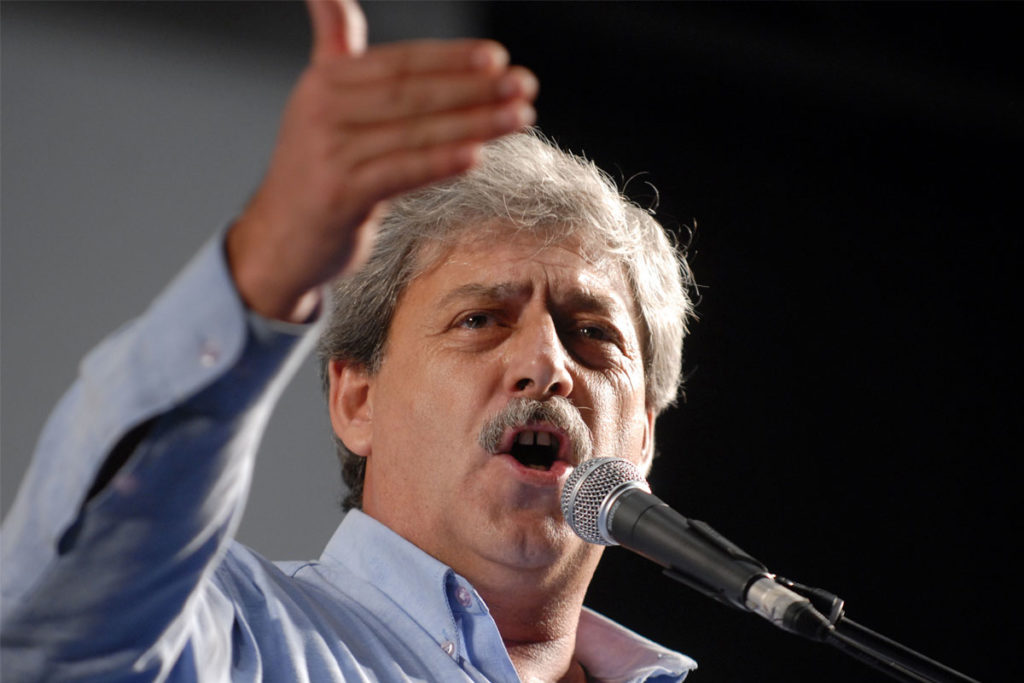 Buzzi se tiñó de amarillo
