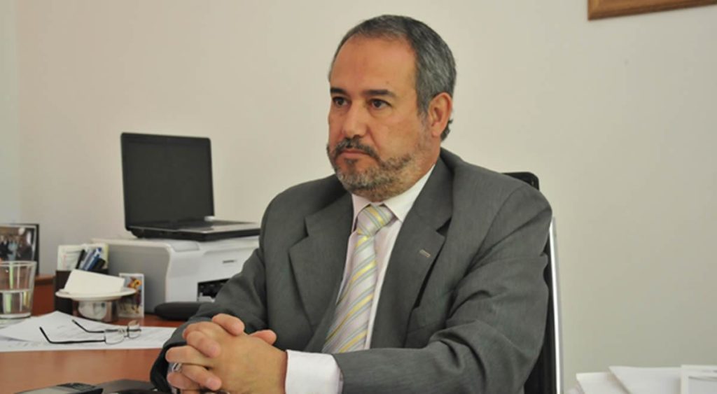 Denuncian al titular de la SEDRONAR por "regalarle" pasajes a una allegada