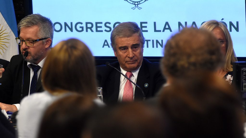Aguad "tocado" por familiares del ARA