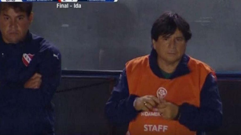 El Brujo quedó sin viajar y enojado con Tapia