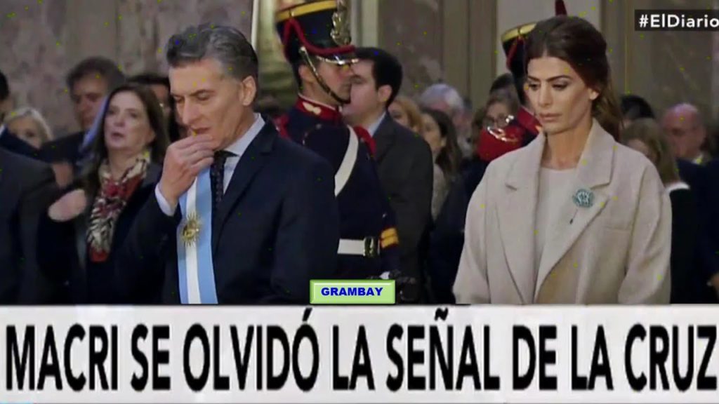 Más cargadas por la señal de la cruz de Macri
