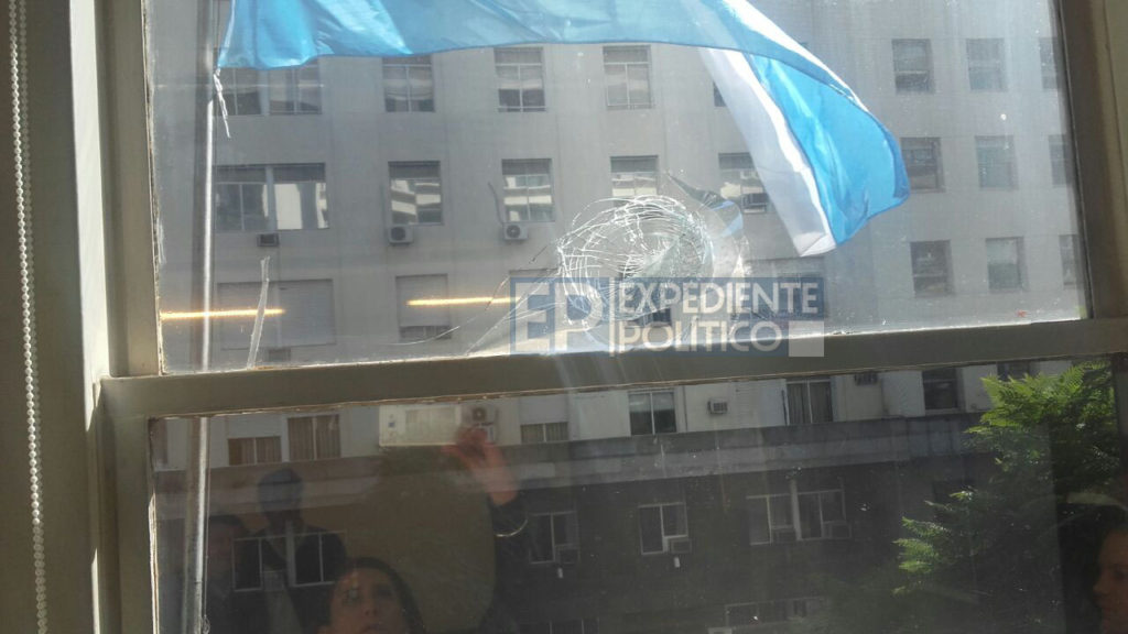 Le tiraron piedrazos al despacho del titular de Vialidad