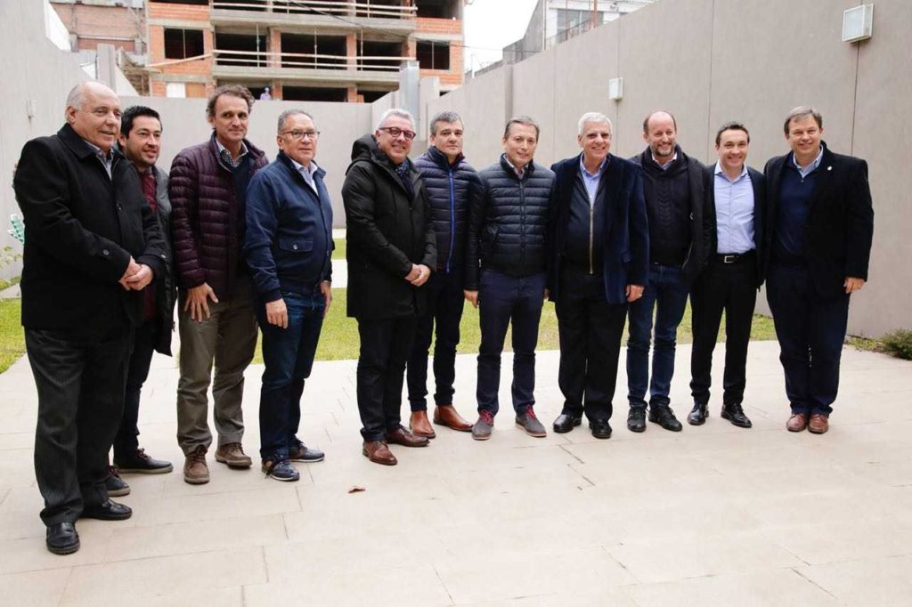 Intendentes peronistas se unen para que no provincialicen AySA