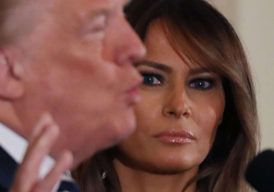 Melania le maneja el control remoto a Trump