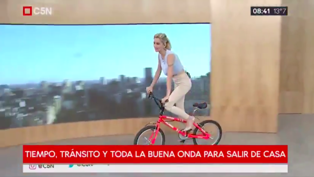 Conductora de C5N subió a una bicicleta y terminó en blooper