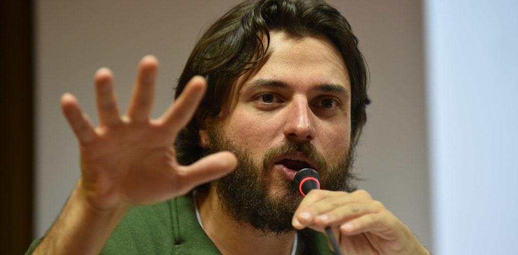 Grabois le tiró un centro a Larreta