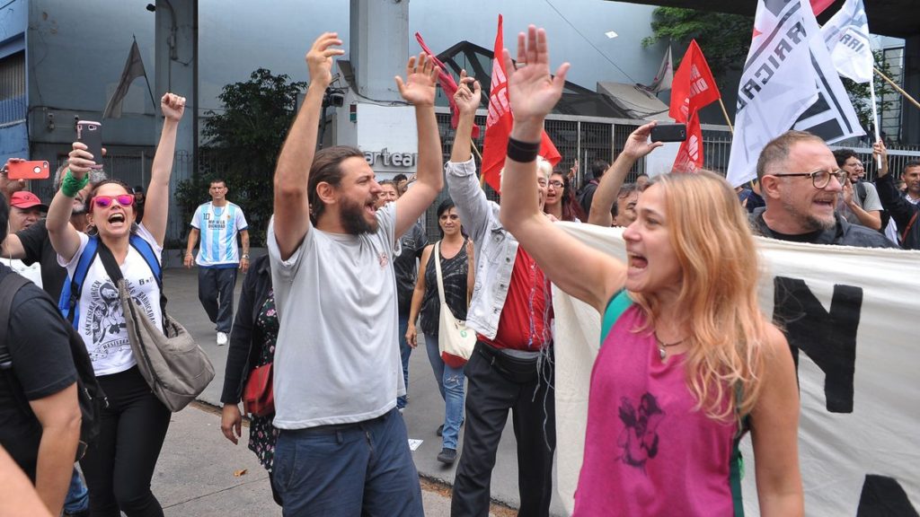 Fuertes críticas a Grabois tras su violento ingreso a canal 13