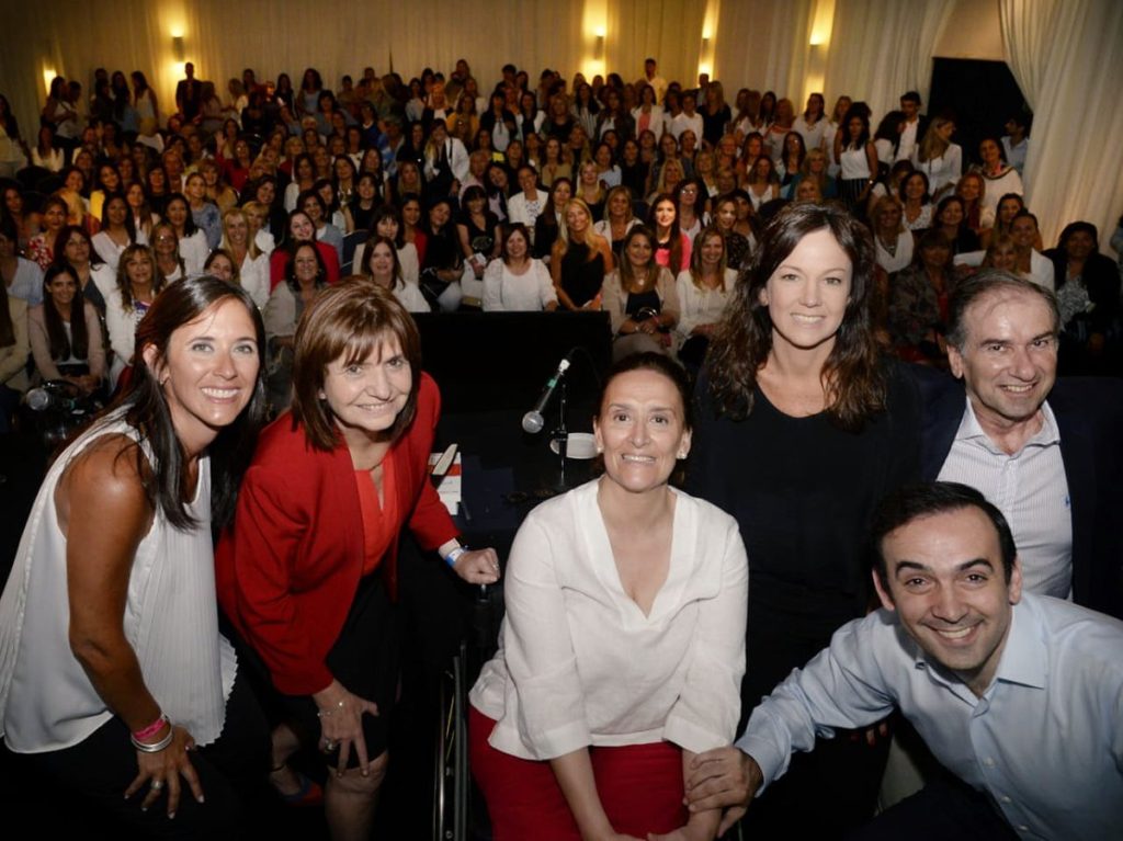 Ovacionaron a Patricia Bullrich en una reunión PRO