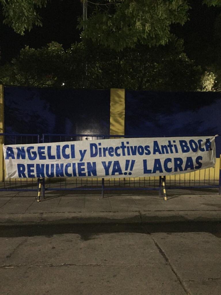 Las banderas que piden la salida de Angelici