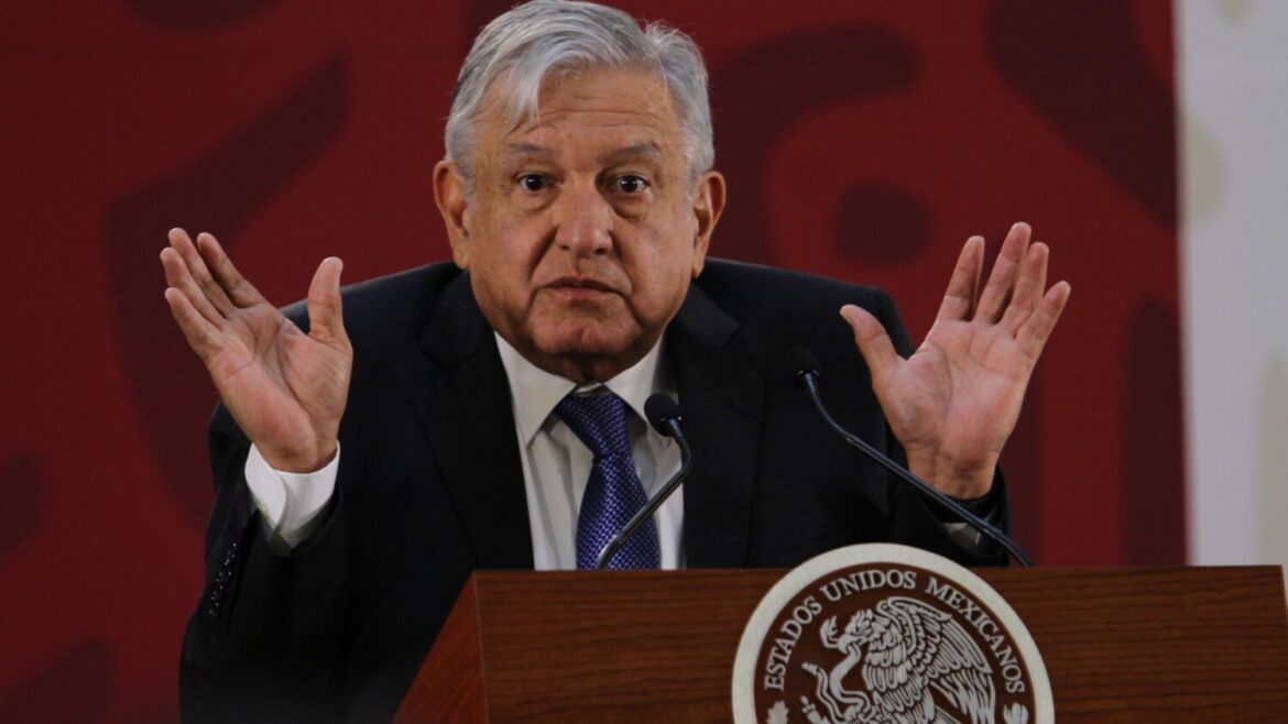 Un intelectual llamó imbécil al presidente mexicano