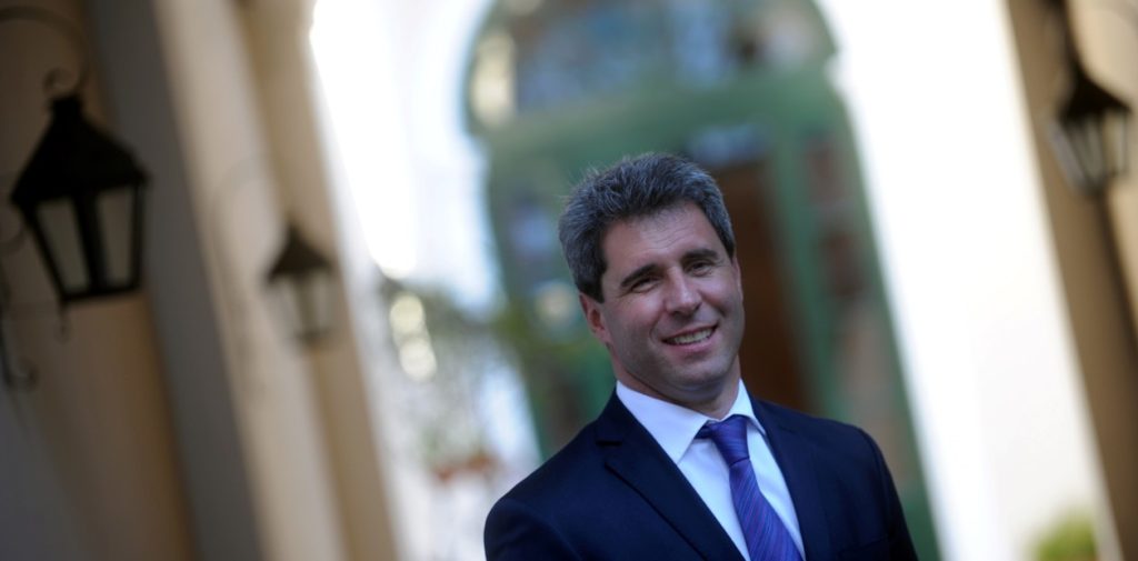 Uñac mandó a pegatinas mientras está de gira