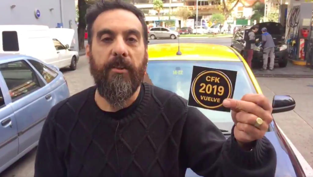 Los taxistas K suman adeptos: ahora entregan una calcomanía de "CFK 2019"