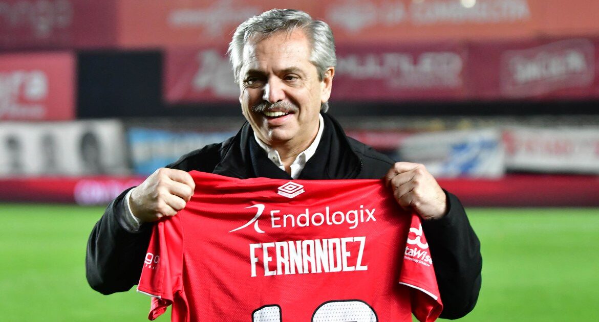 Alberto Fernández y su regalo para Diego