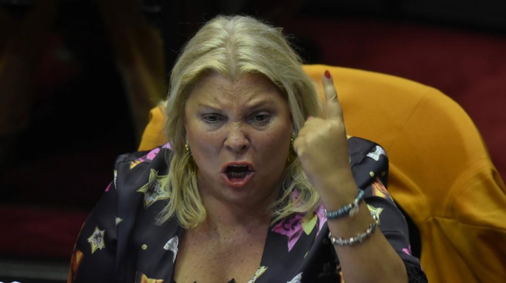 C5N otra vez la fue a buscar a Carrió y le pidió una dedicatoria