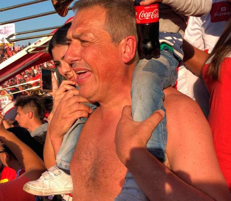 El presidente de un club se mezcló entre los barras