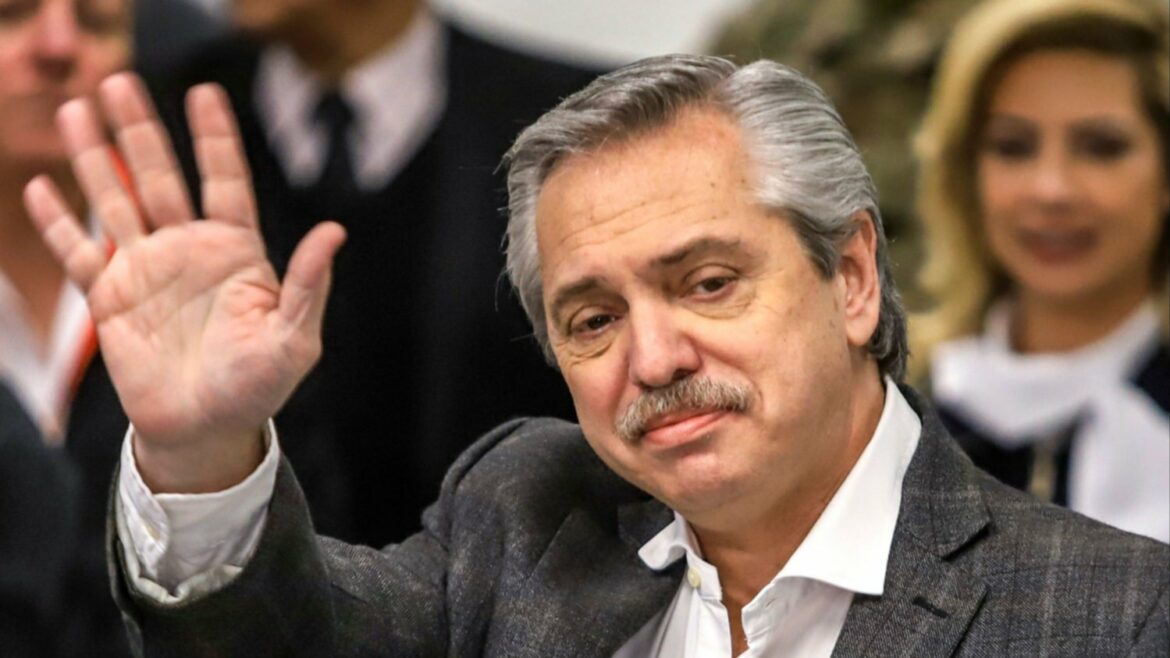 Afiches en apoyo a Alberto