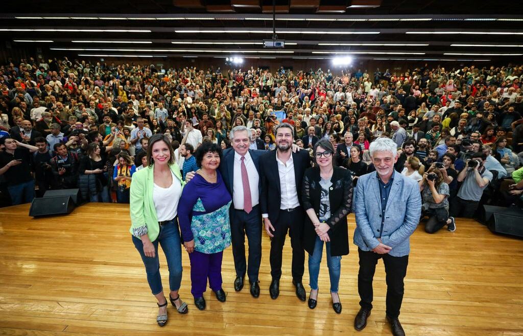 Presentó a Alberto en acto de campaña, pero produce debate presidencial