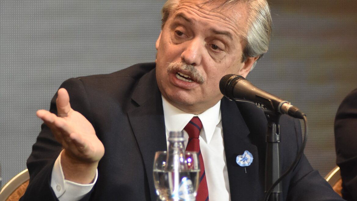 Los medios no se quieren perder el primer viaje de Alberto