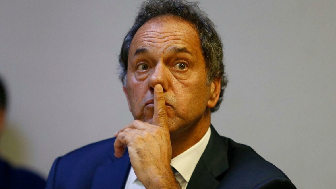 Scioli llamó la atención por su valija