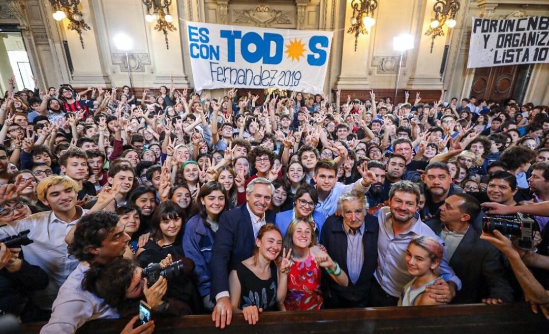A Fernández lo abrazaron los pañuelos verdes del Nacional Buenos Aires