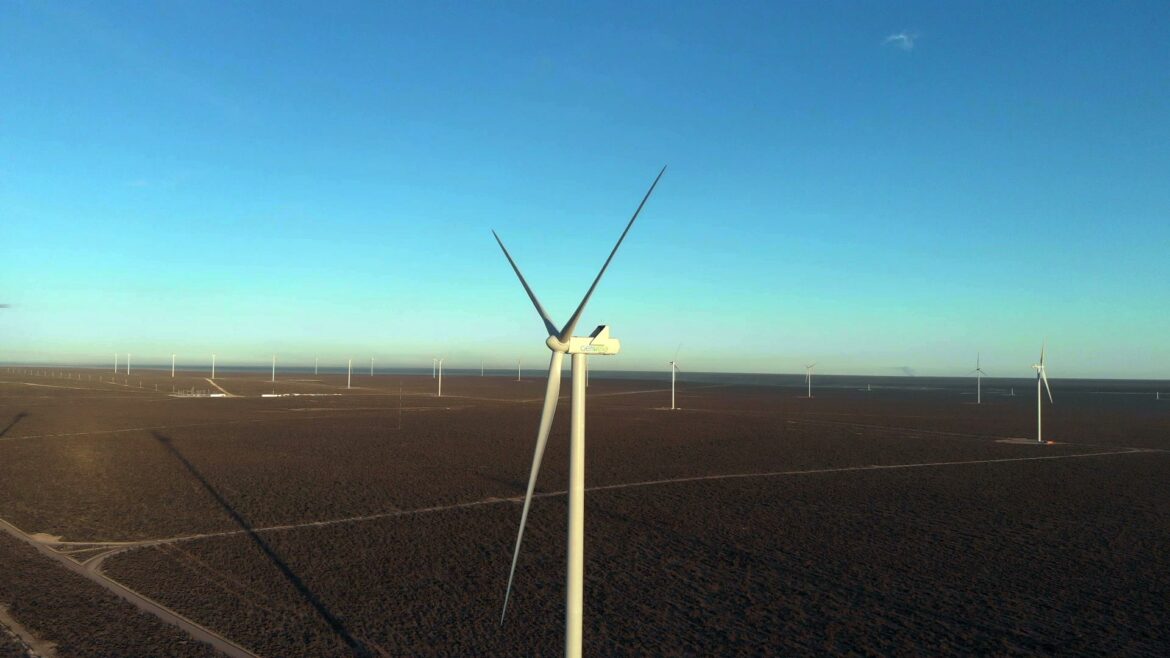 Dos empresarios poderosos pugnan por Energía