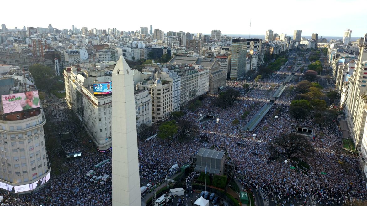 ¿Cuánta gente fue el acto de Macri en el Obelisco?