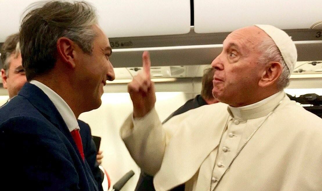 El dedo índice para arriba del Papa