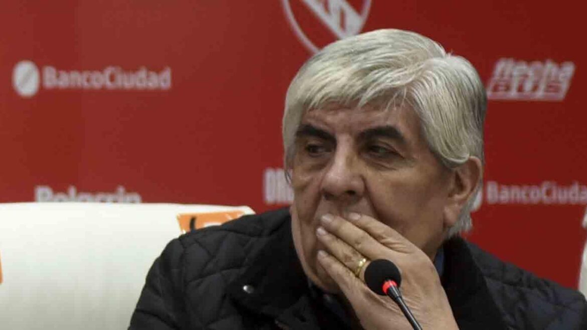 Moyano en la mira, tras el Covid de su DT