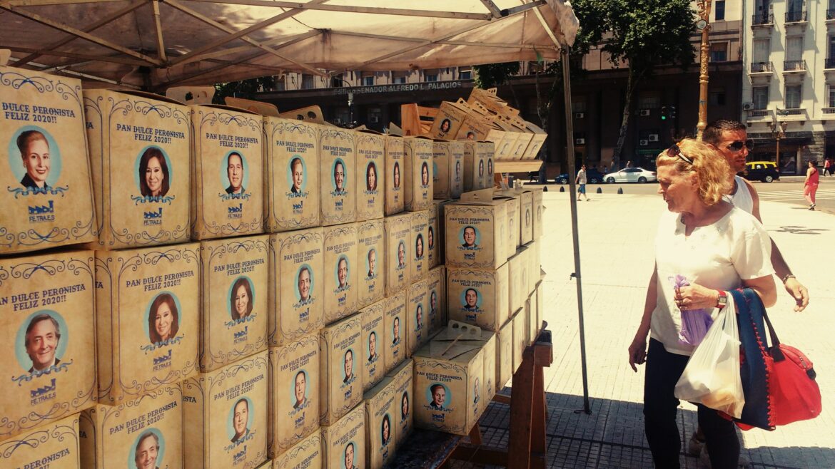 El "pan dulce peronista" ya se vende en el Congreso y la Plaza de Mayo