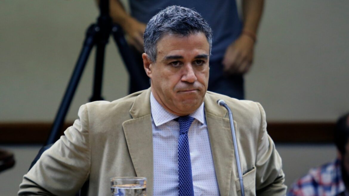 Rafecas publica su libro mientras espera un milagro